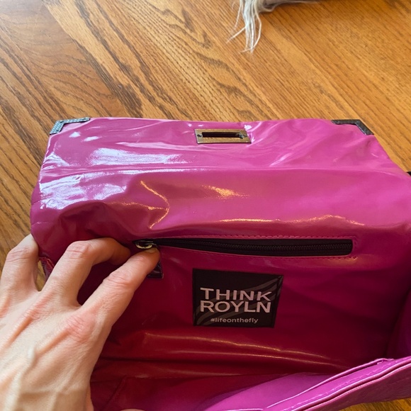 THINK ROYLN #lifeonthefly cross body bag- pink - Picture 3 of 4